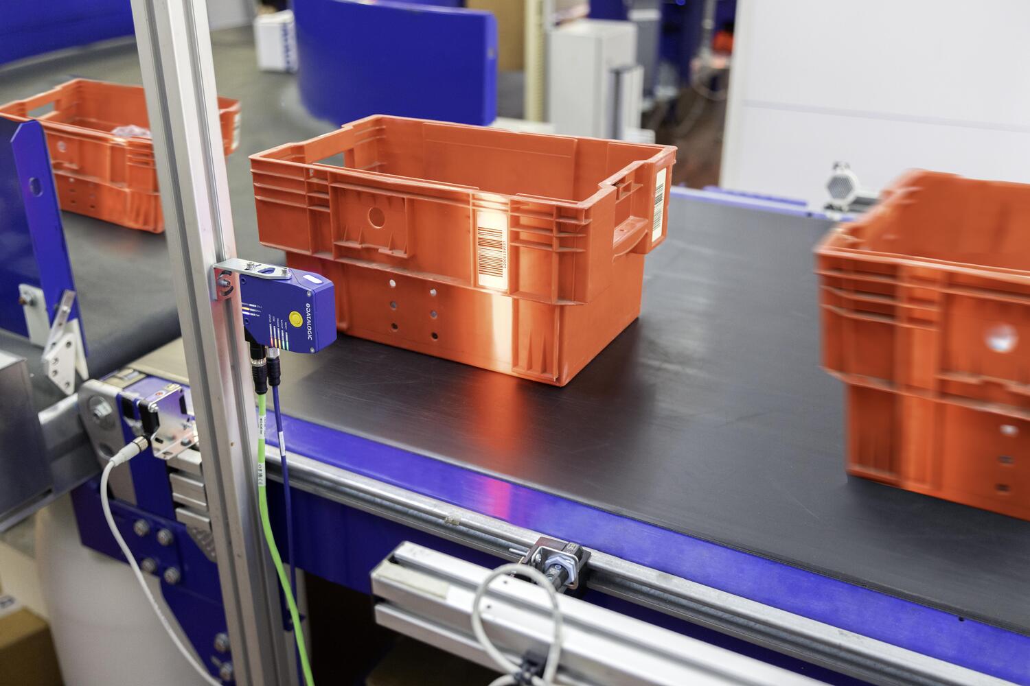 Datalogic Blade 1D laser scanner, scanning on conveyor